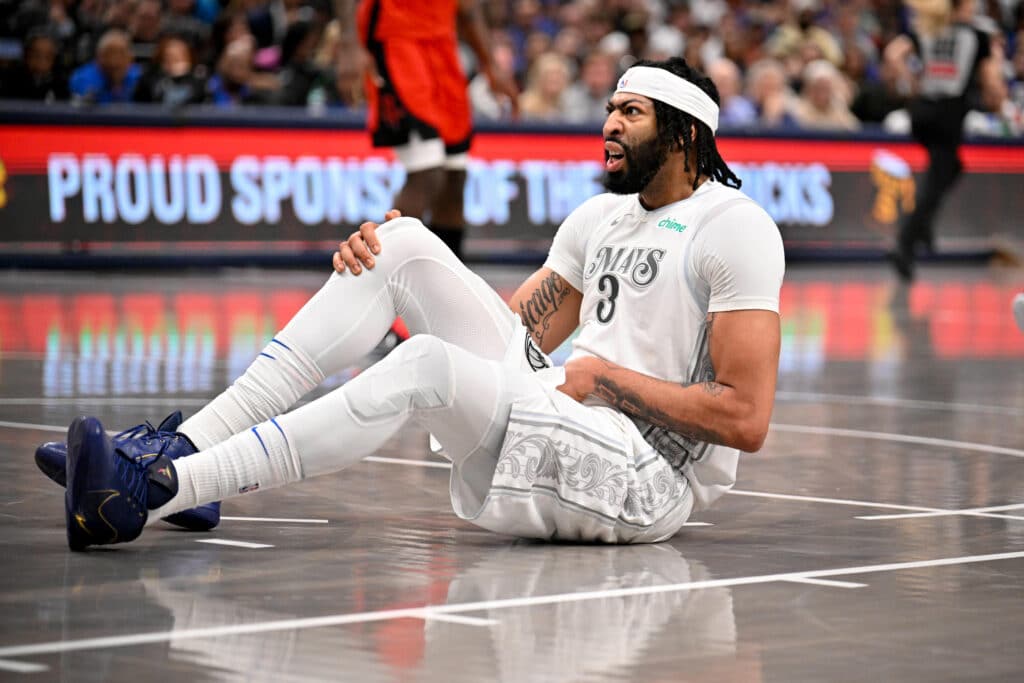 Anthony Davis undergoes retina surgery after tough season and blockbuster trade to Mavericks