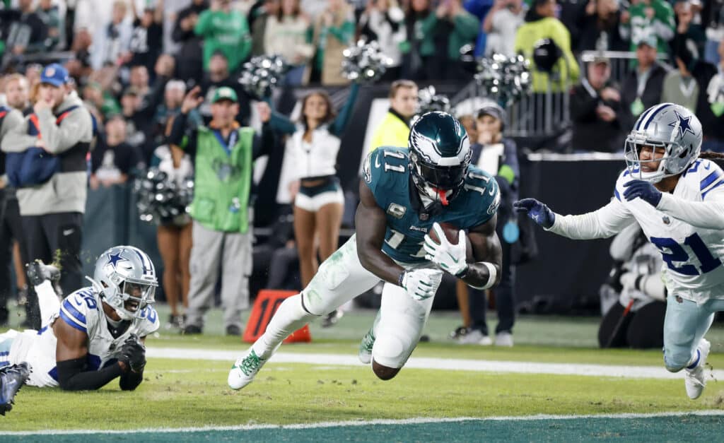 Thunderstruck Showdown: Eagles vs. Cowboys Game Delayed by Lightning – Get the Latest on Restart Times and More!
